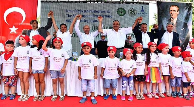 Başkan Soyer'den süt üreticileri ile çocukları sevindiren imza