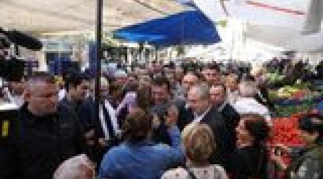 BAŞKAN İMAMOĞLU, HAZNEDAR PAZARI’NDA VATANDAŞLARLA BULUŞTU