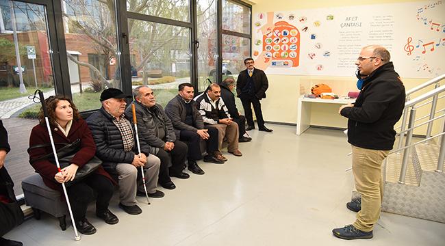 KADIKÖY'DE GÖRME ENGELLİLERE DEPREM EĞİTİMİ