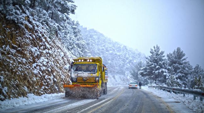 Kar yağışından etkilenen yollar ulaşıma açıldı