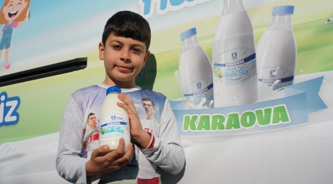 ÇOCUKLAR İÇİN SOKAK SOKAK SÜT DAĞITILIYOR
