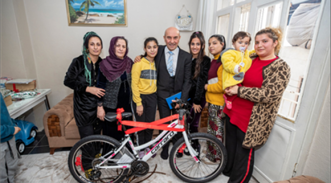 Başkan Soyer'den Ayşe Deniz'e bisiklet