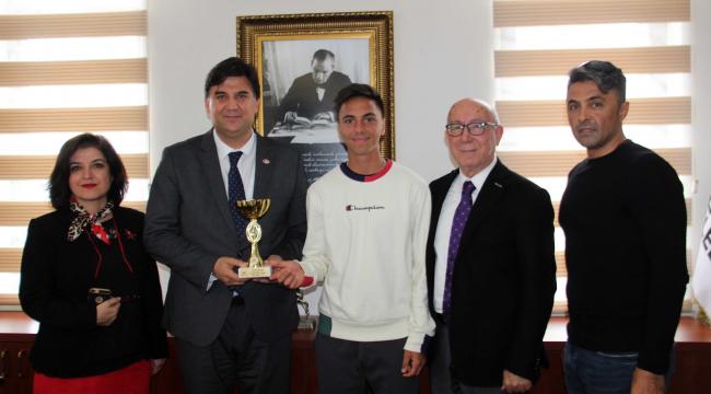 Fethiyeli Tenisçi başarasını Karaca ile paylaştı