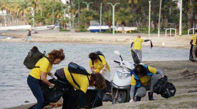 GÖNÜLLÜLER ÇEVRE TEMİZLİĞİ YAPTI