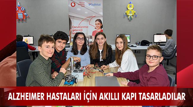 YARINI KODLAYAN” DENİZLİLİ ÖĞRENCİLER, ALZHEIMER HASTALARI İÇİN AKILLI KAPI TASARLADI