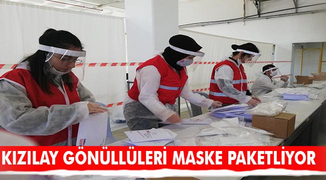 Kızılay gönüllüleri maske paketliyor