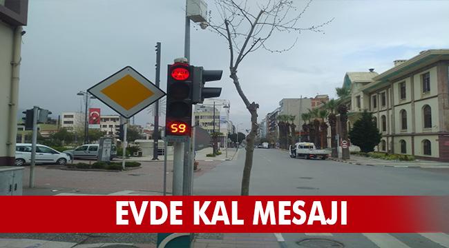 Trafik Işıklarına “Evde Kal” Mesajı