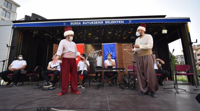 Bursalılar, 'Gezici Sahne' ile moral depoluyor