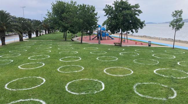 İBB’DEN PARKLARA SOSYAL MESAFE HALKALARI