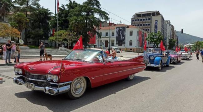 Klasik araçlarla 19 Mayıs kutlaması