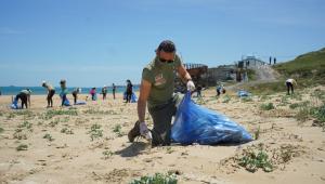 Macerasever Orkun Olgar ve gönüllüler, Çevre Günü'nde plaj temizledi