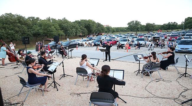Arabalı sinema nostaljisine konserli final