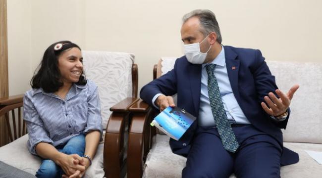 Başkan Aktaş'tan engelli yazar Zehra'ya tebrik