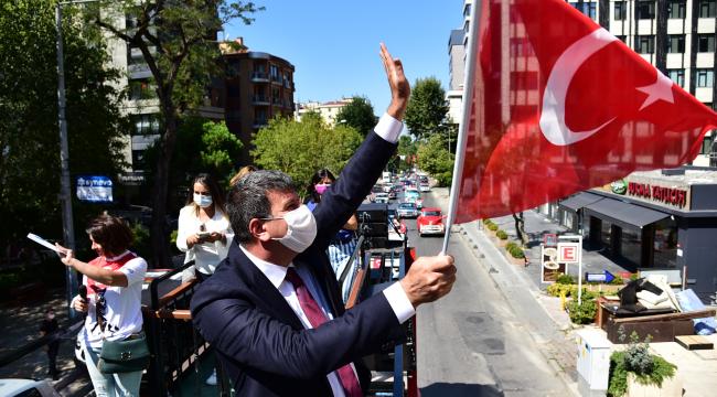 KADIKÖY’DE ZAFER BAYRAMI COŞKUSU: KLASİK OTOMOBİLLERLE ZAFER TURU ATTILAR