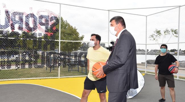 KALAMIŞ PARKI’NI GERİ DÖNÜŞÜMLE ‘ONARDILAR’