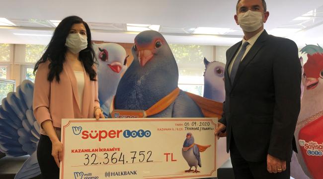 Süper Loto&#039;dan 32 milyon 364 bin 752 TL büyük ikramiye kazanan talihli çekini teslim aldı
