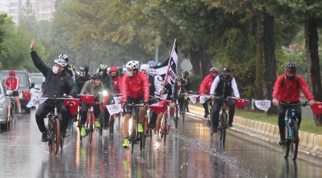 Başkan Atay; "Yağmurdan Değil Cumhuriyete Aşkımızdan Sırılsıklam Olduk"