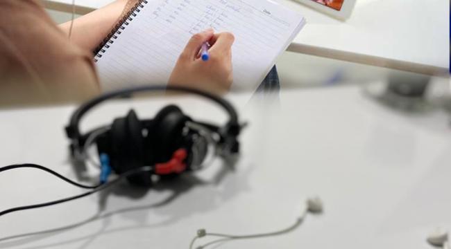 Online eğitimde kulaklıklara dikkat