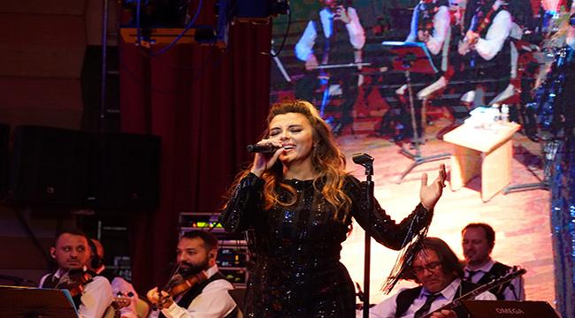 Tuzla Belediyesi kültür sanat sezonu Aslı Hünel konseriyle açıldı