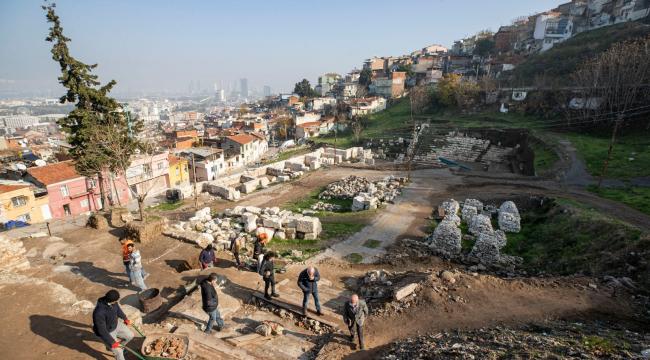 Başkan Soyer Smyrna Antik Tiyatrosu’ndaki kazı çalışmalarını inceledi