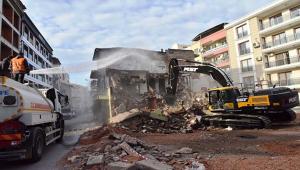 Bornova'da metruk binalar yıkılıyor