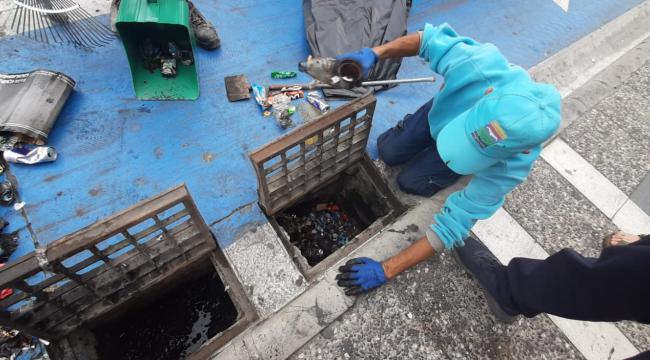 BELEDİYE PERSONELİNİN İZMARİT MESAİSİ