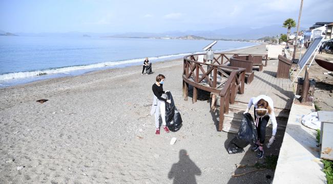 Üç ton çöp topladılar