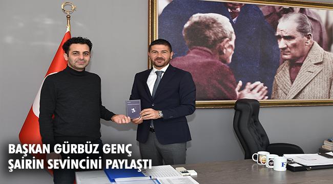 FOÇALI GENÇ ŞAİR, YENİ KİTABINI BAŞKAN FATİH GÜRBÜZ İÇİN İMZALADI