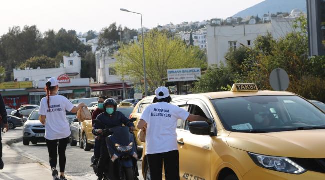 BODRUM&#039;DA İFTARA YETİŞEMEYENLERE KUMANYA DAĞITILDI