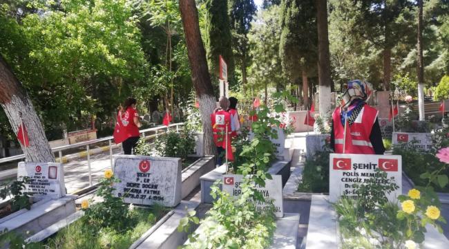 Genç Kızılaycılar mezarlıklarda vefa hizmetinde