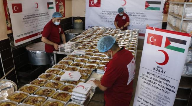 Kızılay Gazze’de okullara sığınanlara sıcak yemek dağıtımına başladı