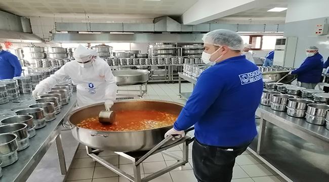 ÜSKÜDAR’DA BİNLERCE AİLEYE HER GÜN SICAK YEMEK GİDİYOR