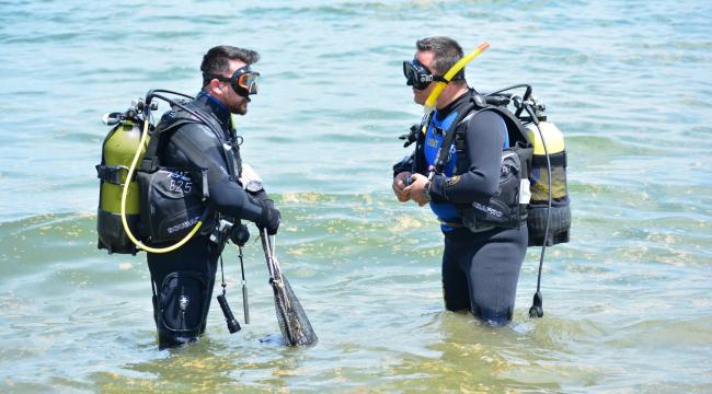 Dalgıçlar denizi, çevreciler sahili temizledi