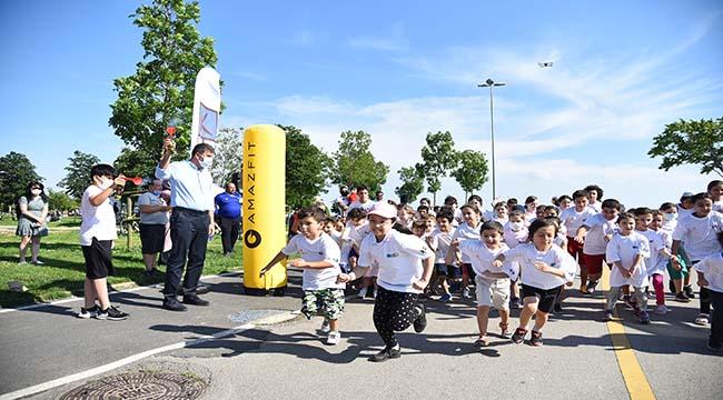 KADIKÖY’DE CADDE 10K SPOR FESTİVALİ RENKLİ GÖRÜNTÜLERE SAHNE OLDU