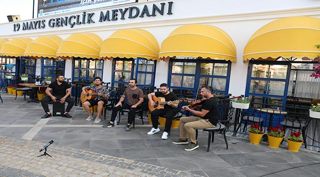 MARMARİS BELEDİYESİ MÜZİSYENLERİN YANINDA