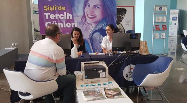 ŞİŞLİ BELEDİYESİ TERCİH DÖNEMİNDE LİSE ADAYLARININ YANINDA