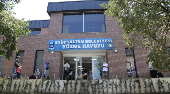 Yüzme havuzunda ilk kulacı Başkan Deniz Köken attı
