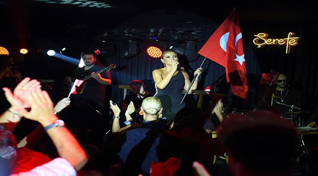 Gülben Ergen&#039; le 30 Ağustos Kutlaması! Alaçatı&#039;yı Coşturdu!