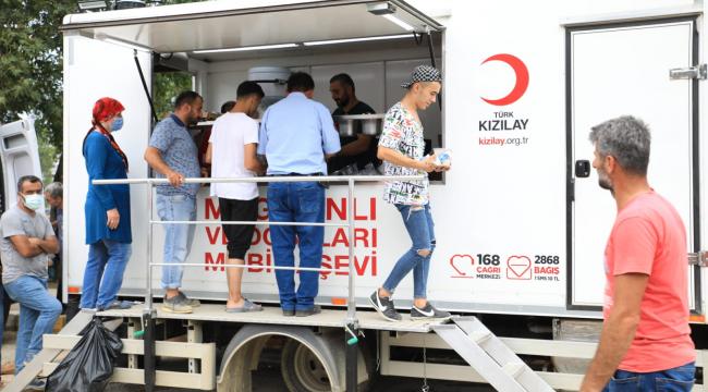KIZILAY BATI KARADENİZ’DE 300 AFET UZMANI VE GÖNÜLLÜSÜ İLE ÇALIŞMALARINI SÜRDÜRÜYOR