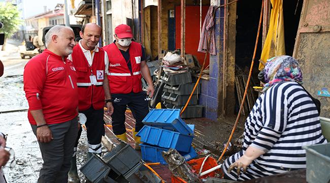 Kızılay Gönüllüleri Ev ve İş Yerlerinin Temizlenmesine Yardımcı Oluyor