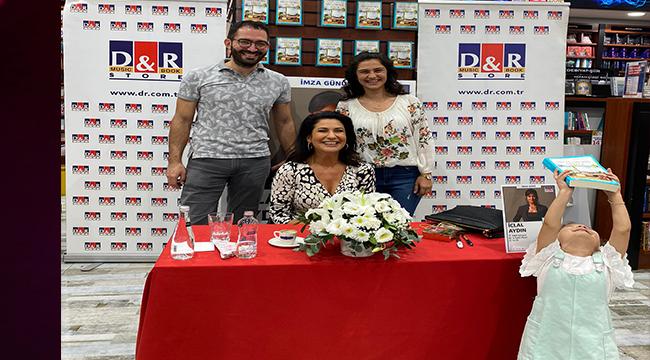 İclal Aydın’a D&amp;R etkinliğinde hoş sürpriz
