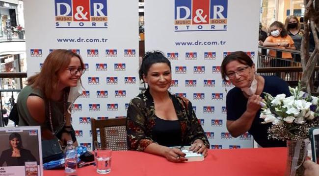 İclal Aydın İzmirli okurlarıyla D&amp;R’da bir araya geldi