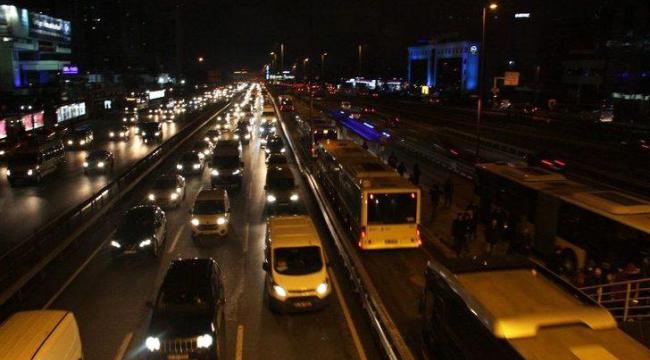 56 milyon vatandaş karanlıkta güne başlıyor