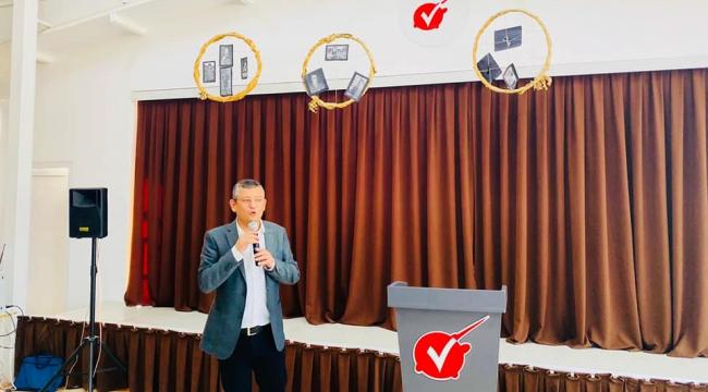 ÖZGÜR ÖZEL GENÇLERLE BULUŞTU