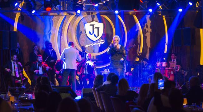 Ayta Sözeri Şarkılarıyla Mest Etti