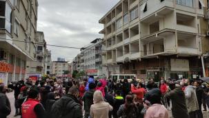 İzmir Bayraklı'da semt sakinleri yüksek faturalara karşı sokağa çıktı 