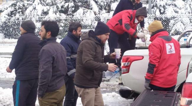 KIZILAYCILARIN KAR MAĞDURLARINA DESTEĞİ SÜRÜYOR