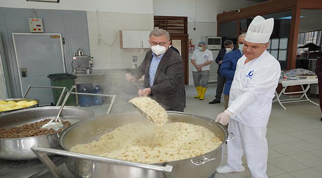 BU RAMAZANDA DA ÜSKÜDAR’DA SICAK YEMEĞİ OLMAYAN HANE KALMAYACAK