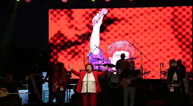 ATAŞEHİR CUMHURİYET MEYDANI 19 MAYIS COŞKUSUYLA DOLUP TAŞTI