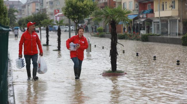 KIZILAY BATI KARADENİZDEKİ SEL FELAKETİNE MÜDAHALE ETMEK İÇİN SAHAYA İNTİKAL ETTİ
